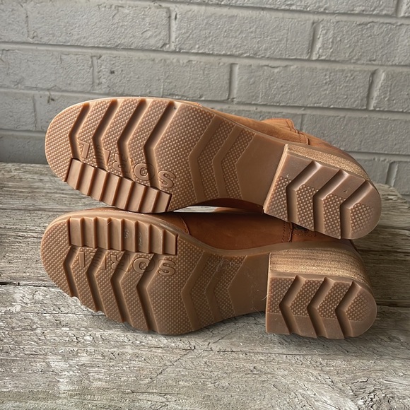 Sorel Weather Resistant Boots - Picture 7 of 8